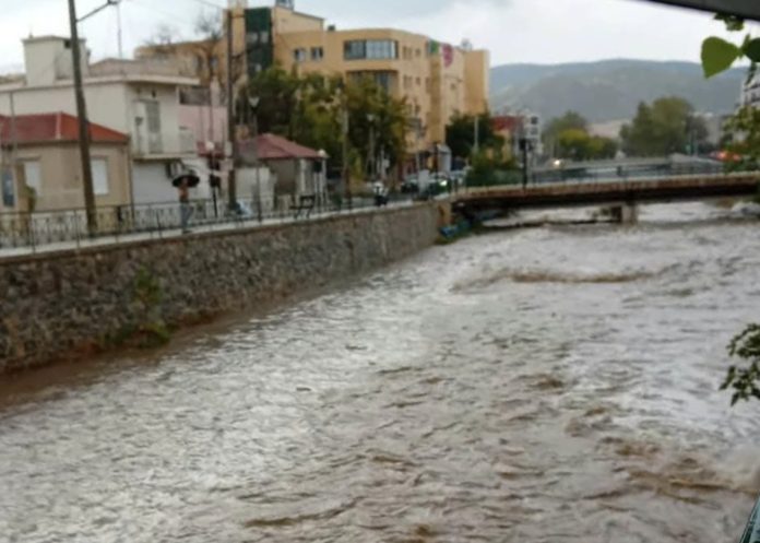 Βόλος: Πλημμύρισαν δρόμοι από την καταιγίδα – «Φούσκωσε» ο Κραυσίδωνας από τη σφοδρή βροχόπτωση - (ΦΩΤΟ)