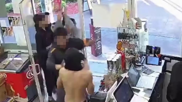 Πέντε ανήλικοι εισέβαλαν σε κάβα στο Σίδνεϊ, έσπασαν μπουκάλια, άρπαξαν ποτά και χτύπησαν 20χρονο Πέντε ανήλικοι εισέβαλαν σε κάβα στο Σίδνεϊ, έσπασαν μπουκάλια, άρπαξαν ποτά και χτύπησαν 20χρονο