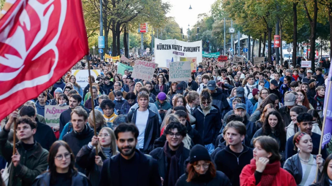Χιλιάδες φοιτητές διαδήλωσαν στη Βιέννη κατά των περικοπών στον προϋπολογισμό των πανεπιστημίων