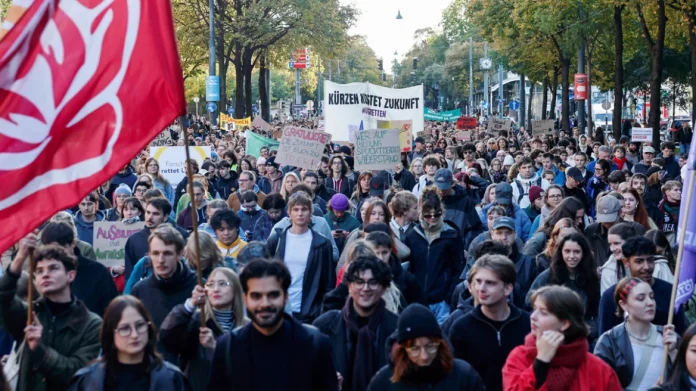 Χιλιάδες φοιτητές διαδήλωσαν στη Βιέννη κατά των περικοπών στον προϋπολογισμό των πανεπιστημίων