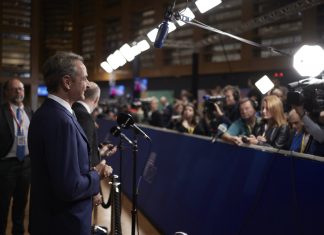Η κυβέρνηση μόνη στην ενεργειακή θύελλα