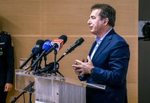 Σε αναμμένα κάρβουνα ο Χρυσοχοΐδης