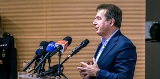 Σε αναμμένα κάρβουνα ο Χρυσοχοΐδης