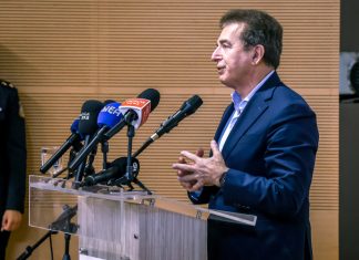 Σε αναμμένα κάρβουνα ο Χρυσοχοΐδης