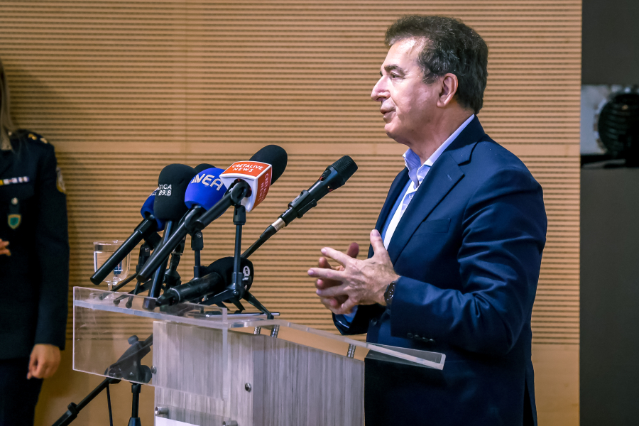 bdf26402c7dc3a7e379fc9f3cbfcef2d_L Σε αναμμένα κάρβουνα ο Χρυσοχοΐδης