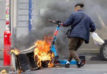 Η Ευρώπη φλέγεται: Κοινωνίες σε αδιέξοδο, αλλά τα χρήματα πάνε στα όπλα – Χάος σε Γαλλία, Ιταλία, Βέλγιο, Πορτογαλία, Ισπανία, Αλβανία Η Ευρώπη φλέγεται: Κοινωνίες σε αδιέξοδο, αλλά τα χρήματα πάνε στα όπλα – Χάος σε Γαλλία, Ιταλία, Βέλγιο, Πορτογαλία…