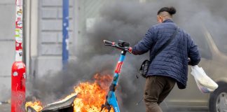 Η Ευρώπη φλέγεται: Κοινωνίες σε αδιέξοδο, αλλά τα χρήματα πάνε στα όπλα – Χάος σε Γαλλία, Ιταλία, Βέλγιο, Πορτογαλία, Ισπανία, Αλβανία Η Ευρώπη φλέγεται: Κοινωνίες σε αδιέξοδο, αλλά τα χρήματα πάνε στα όπλα – Χάος σε Γαλλία, Ιταλία, Βέλγιο, Πορτογαλία…
