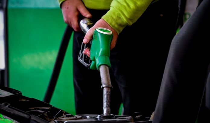 Επιχείρηση «δύσκολος χειμώνας»: Όλα τα μέτρα για πετρέλαιο θέρμανσης, ντίζελ, αμόλυβδη, επιδόματα – Αναλυτικά…