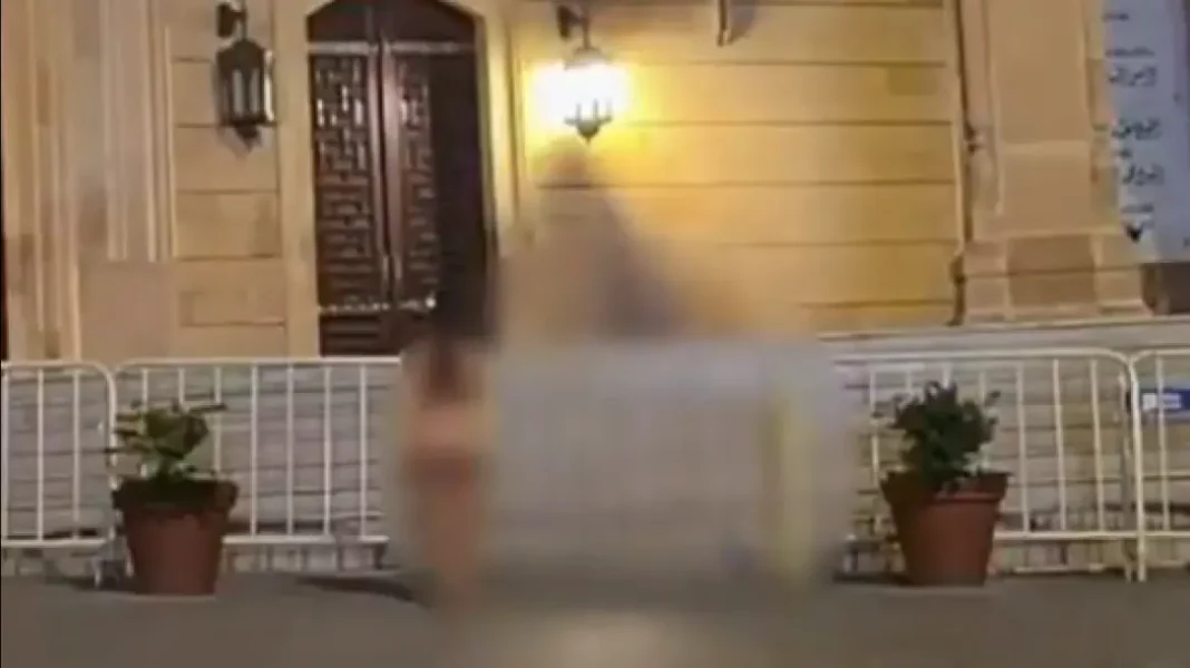 Σάλος στη Βηρυτό για ημίγυμνη γυναίκα μπροστά από τέμενος, έκανε live στο TikTok-(VIDEO)