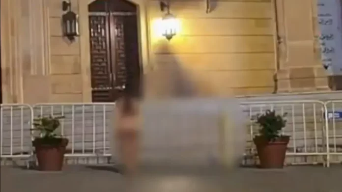 Σάλος στη Βηρυτό για ημίγυμνη γυναίκα μπροστά από τέμενος, έκανε live στο TikTok-(VIDEO)
