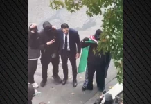 Ακροαριστερός βουλευτής στη Γαλλία φωτογραφίζεται με μασκοφόρους διαδηλωτές και την παλαιστινιακή σημαία, βίντεο