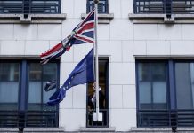 Η βρετανική πρεσβεία διόρθωσε ανάρτηση για την 28η Οκτωβρίου λόγω της φωτογραφίας που επέλεξε με την ελληνική σημαία