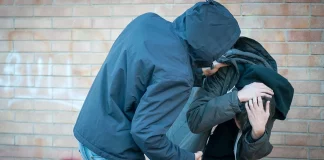 Βίντεο: Άγριος ξυλοδαρμός ανηλίκου από ομάδα νεαρών στην Κύπρο, τον χτυπούσαν με κλωτσιές και γροθιές στο κεφάλι