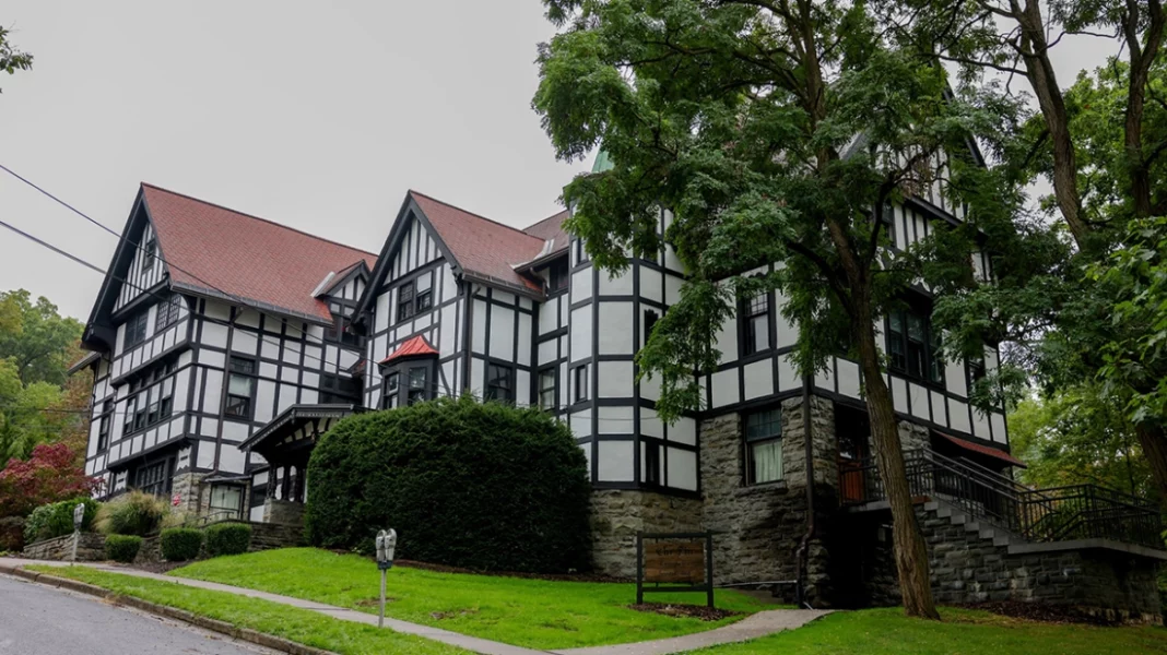 chi-phi-cornell-university-mak Απειλούν τη γυναίκα που κατήγγειλε ομαδικό βιασμό από φοιτητές του Κορνέλ: Κύμα αλληλεγγύης με το «I am Jane Doe»