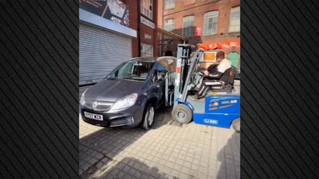 clark_autokinito_mk Δείτε βίντεο: Αγανακτισμένος επιχειρηματίας σηκώνει με κλαρκ αυτοκίνητο παρκαρισμένο μπροστά στην είσοδο της…
