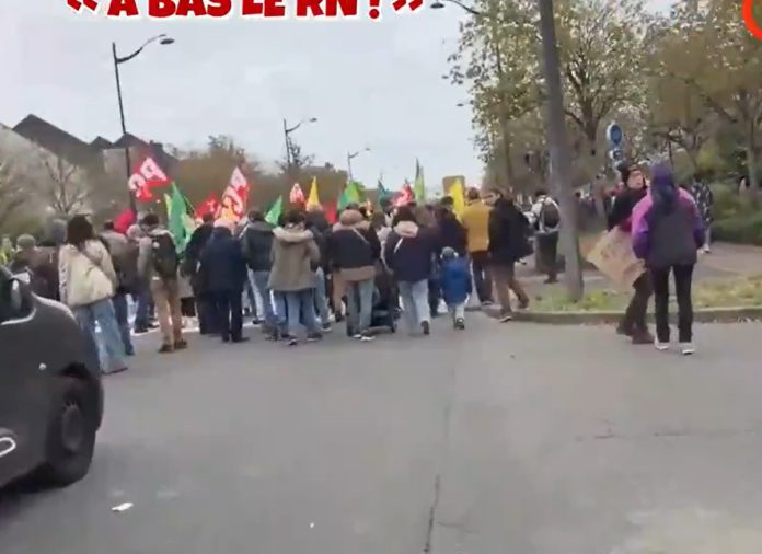 Γαλλία: Χιλιάδες διαδηλωτές στην Ορλεάνη κατά του συνεδρίου του κόμματος της Μαρίν Λεπέν – Ζητούν παραίτηση Μακρόν