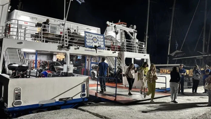 Πολύωρη ταλαιπωρία για τους επιβάτες του «Dodekanisos Express» που παραμένει δεμένο στο λιμάνι της Τήλου, το πλήρωμα…