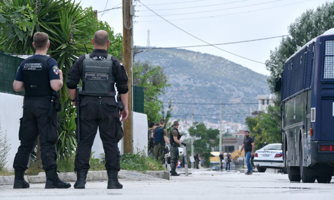 Μενίδι: Ρομά εισέβαλαν σε σπίτι γυναίκας με το 2 μηνών βρέφος της - «Έχετε διαρροή στην οπτική ίνα»