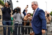 Βόρεια Ιρλανδία: 15 χρόνια κάθειρξη στον πρώην ηγέτη του DUP Τζέφρι Ντόναλτσον για βιασμό και σεξουαλική κακοποίηση…