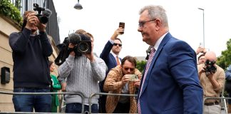 Βόρεια Ιρλανδία: 15 χρόνια κάθειρξη στον πρώην ηγέτη του DUP Τζέφρι Ντόναλτσον για βιασμό και σεξουαλική κακοποίηση…