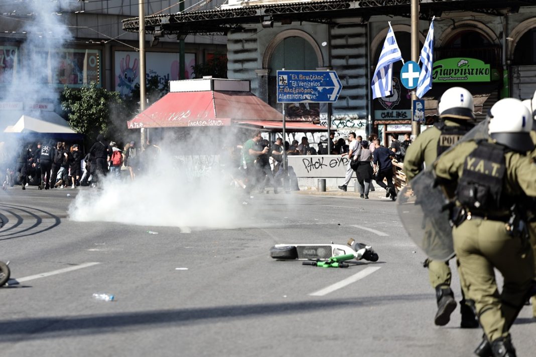 Αθήνα: Ένταση μετά το τέλος του πανεκπαιδευτικού συλλαλητηρίου – Πέταξαν πέτρες και μπουκάλια στα ΜΑΤ