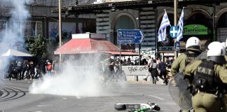 Αθήνα: Ένταση μετά το τέλος του πανεκπαιδευτικού συλλαλητηρίου – Πέταξαν πέτρες και μπουκάλια στα ΜΑΤ