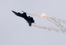 Θεσσαλονίκη: Καθήλωσε και φέτος η επίδειξη του F-16 στη στρατιωτική παρέλαση – Το συγκλονιστικό μήνυμα του πιλότου –…