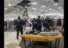 ΗΠΑ: Γυμνόστηθος άνδρας σκαρφάλωσε στην ψευδοροφή καταστήματος και σερνόταν πάνω από πελάτες