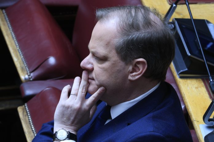 Αγωνία για τον Καραμανλή junior