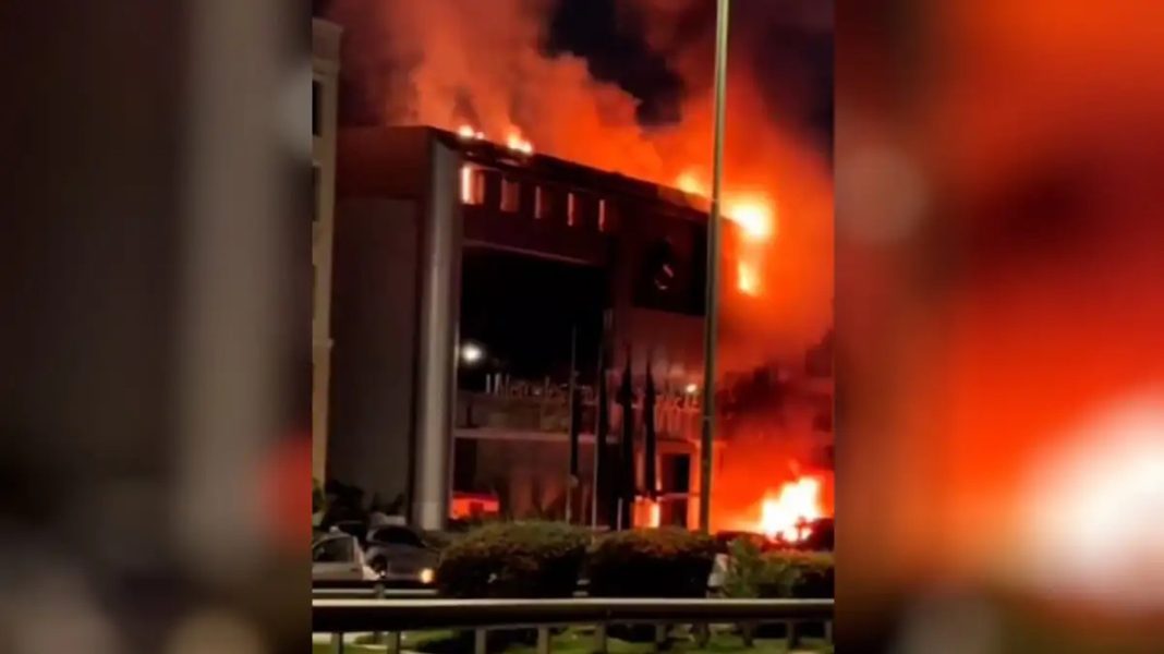 Τεράστιες οι ζημιές στην αντιπροσωπεία που τυλίχθηκε στις φλόγες στη Γλυφάδα – Εντοπίστηκαν γκαζάκια