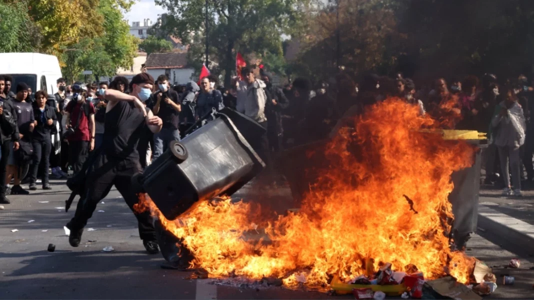 Σχεδόν 2.000 προσαγωγές και 305 τραυματίες αστυνομικοί στις βίαιες μαθητικές κινητοποιήσεις στη Γαλλία-(VIDEO)