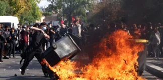 Σχεδόν 2.000 προσαγωγές και 305 τραυματίες αστυνομικοί στις βίαιες μαθητικές κινητοποιήσεις στη Γαλλία-(VIDEO)
