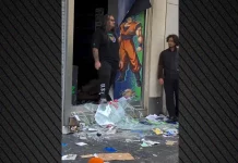 Πωλητής σε κατάστημα στη Νίκαια προσπαθεί να εμποδίσει το πλιάτσικο, διαδηλωτής τον χτυπά πισώπλατα με εναέρια…