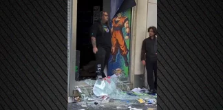 Πωλητής σε κατάστημα στη Νίκαια προσπαθεί να εμποδίσει το πλιάτσικο, διαδηλωτής τον χτυπά πισώπλατα με εναέρια…