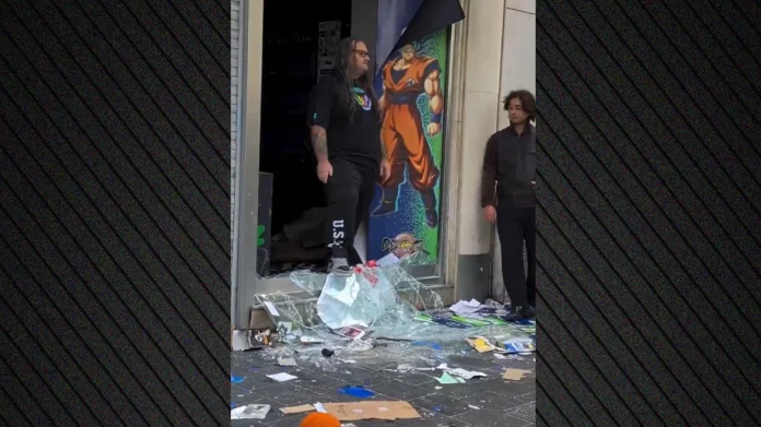 Πωλητής σε κατάστημα στη Νίκαια προσπαθεί να εμποδίσει το πλιάτσικο, διαδηλωτής τον χτυπά πισώπλατα με εναέρια…