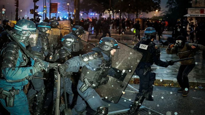 Αποκάλυψη στη Γαλλία: Η κυβέρνηση σχεδίαζε «μαύρο» στα social media για τις διαδηλώσεις - Επεισόδια με 1.000 συλλήψεις…