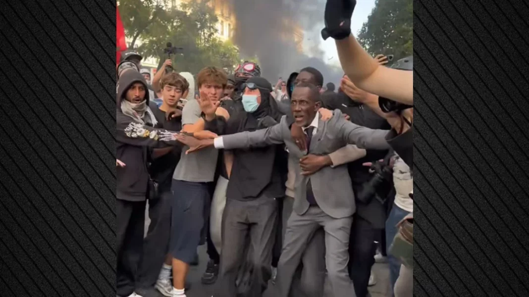 Δήμαρχος στη Γαλλία δέχτηκε επίθεση με δακρυγόνα όταν έγινε «ασπίδα» για μαθητές στις διαδηλώσεις - (VIDEO)
