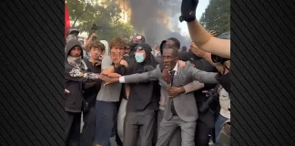 Δήμαρχος στη Γαλλία δέχτηκε επίθεση με δακρυγόνα όταν έγινε «ασπίδα» για μαθητές στις διαδηλώσεις - (VIDEO)