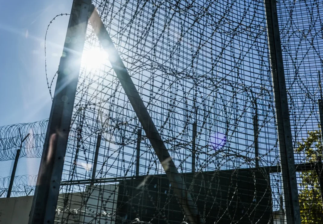 Έφοδος στις φυλακές Μαλανδρίνου: Τέσσερις συλλήψεις – Κατασχέθηκαν ναρκωτικά, μαχαίρια και κινητά