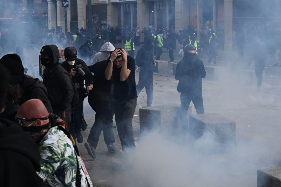 Ξεχειλίζει η οργή για την ακρίβεια στη Γαλλία: Ακρωτηριάστηκε ακόμα ένας διαδηλωτής – Επιδρομή στο Δημαρχείο…