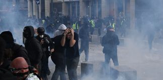 Ξεχειλίζει η οργή για την ακρίβεια στη Γαλλία: Ακρωτηριάστηκε ακόμα ένας διαδηλωτής – Επιδρομή στο Δημαρχείο…