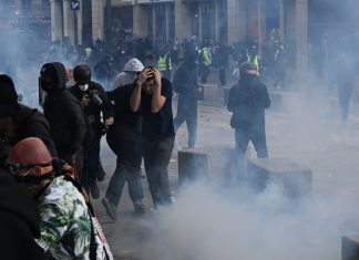 Ξεχειλίζει η οργή για την ακρίβεια στη Γαλλία: Ακρωτηριάστηκε ακόμα ένας διαδηλωτής – Επιδρομή στο Δημαρχείο…