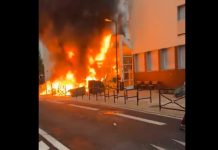 Βίντεο-σοκ στη Γαλλία από τα επεισόδια για τα σχολεία – Νεαρός καίει στο πρόσωπο γυναίκα που διαπληκτίστηκε μαζί τους