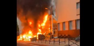 Βίντεο-σοκ στη Γαλλία από τα επεισόδια για τα σχολεία – Νεαρός καίει στο πρόσωπο γυναίκα που διαπληκτίστηκε μαζί τους
