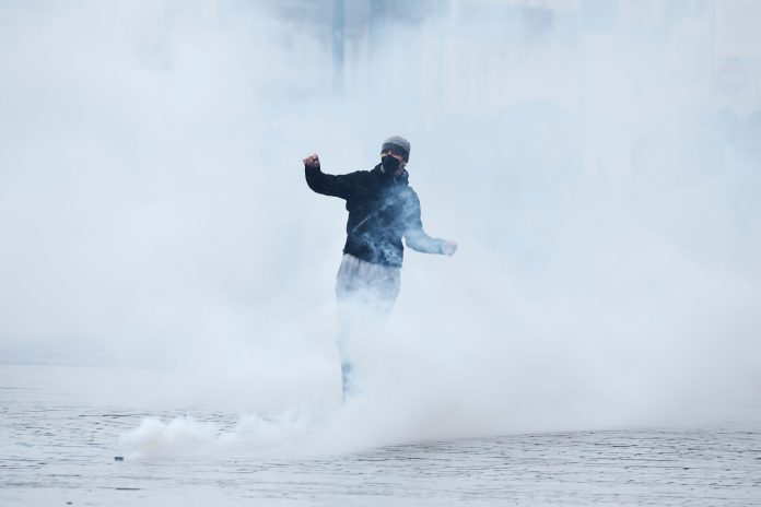 Ευρώπη σε αναβρασμό: Φουντώνει η οργή, 1.000 συλλήψεις στη Γαλλία, επεισόδια και λεηλασίες σε Ισπανία και Αλβανία –…