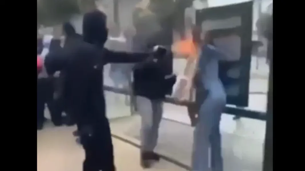 galllia-epithesi Σάλος στη Γαλλία από επίθεση 15χρονου με αυτοσχέδιο φλογοβόλο σε γυναίκα στη Μασσαλία, το θύμα υπέστη εγκαύματα πρώτου…