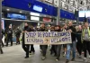 Διαδηλώσεις στα μεγάλα αεροδρόμια της Γερμανίας κατά των απελάσεων μεταναστών, στο στόχαστρο η κυβέρνηση Μερτς