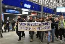 Διαδηλώσεις στα μεγάλα αεροδρόμια της Γερμανίας κατά των απελάσεων μεταναστών, στο στόχαστρο η κυβέρνηση Μερτς