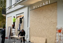 Σε κατάσταση συναγερμού η Γερμανία: Στους δρόμους η Gen Z σε πάνω από 30 πόλεις, «οχυρώνονται» καταστήματα υπό τον…