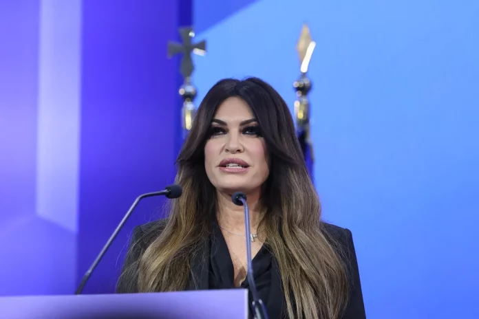 Νέα καταγγελία κατά της Γκίλφοϊλ: “Έχω εκρηκτικό ηχητικό από την Ελλάδα που μπορεί να ρίξει τον Τραμπ”